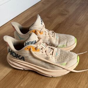 Women’s Hokas Clifton 9